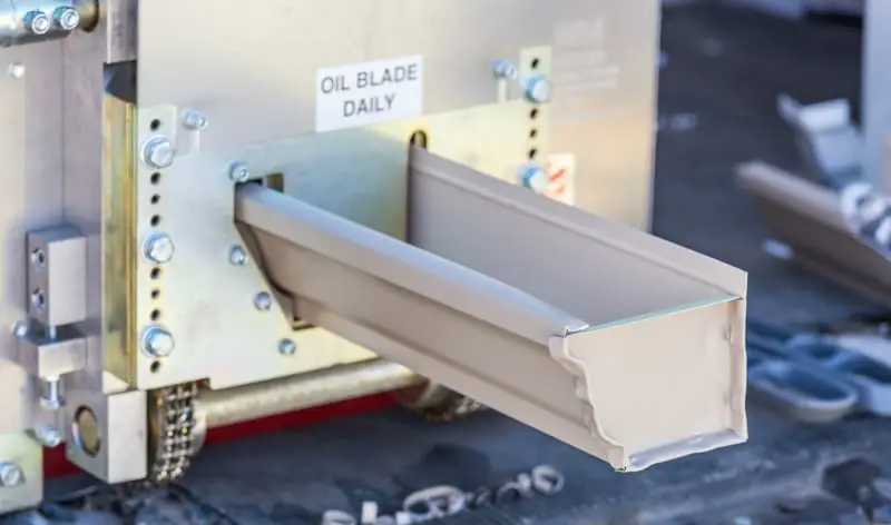 Seamless aluminum gutter section