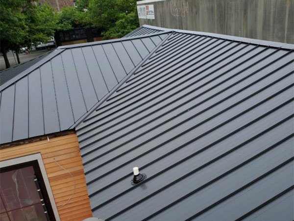 Read more about the article 4 Benefits of Installing Metal Roofing