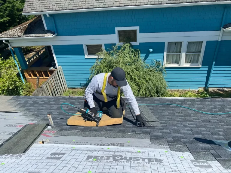 A roofing contractor in bellevue bellevue working