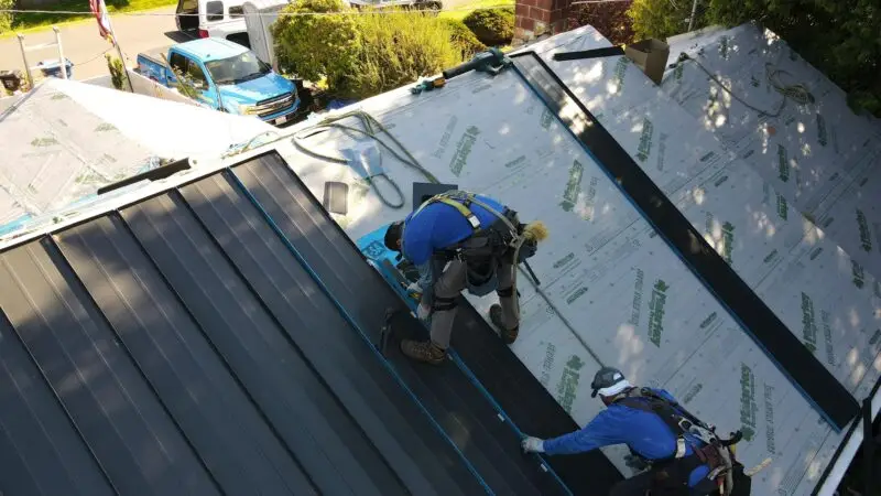 roofers in Washington on an ongoing project